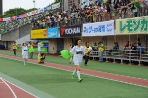 スタンドへボール投げ入れ